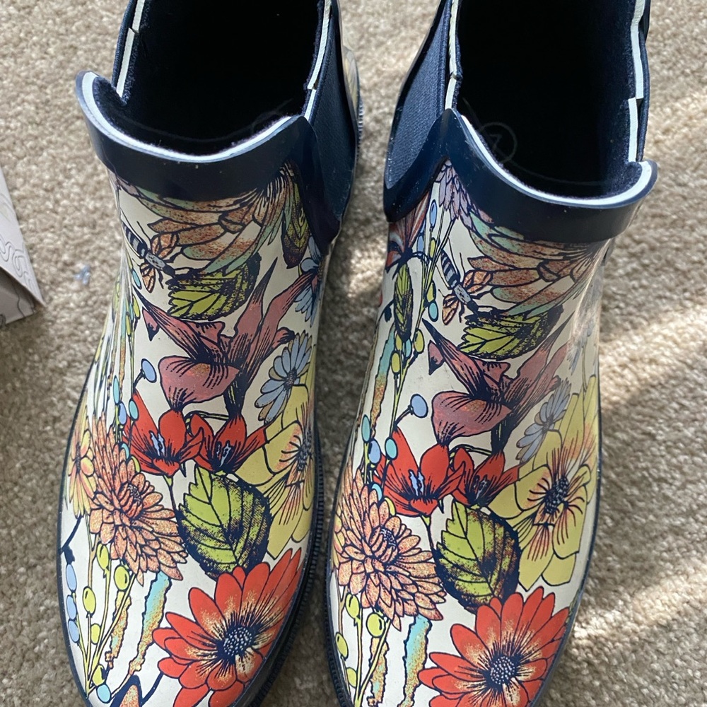 Sakroots floral ankle rainboots. Slip ins with elastic on sides for easy pull on